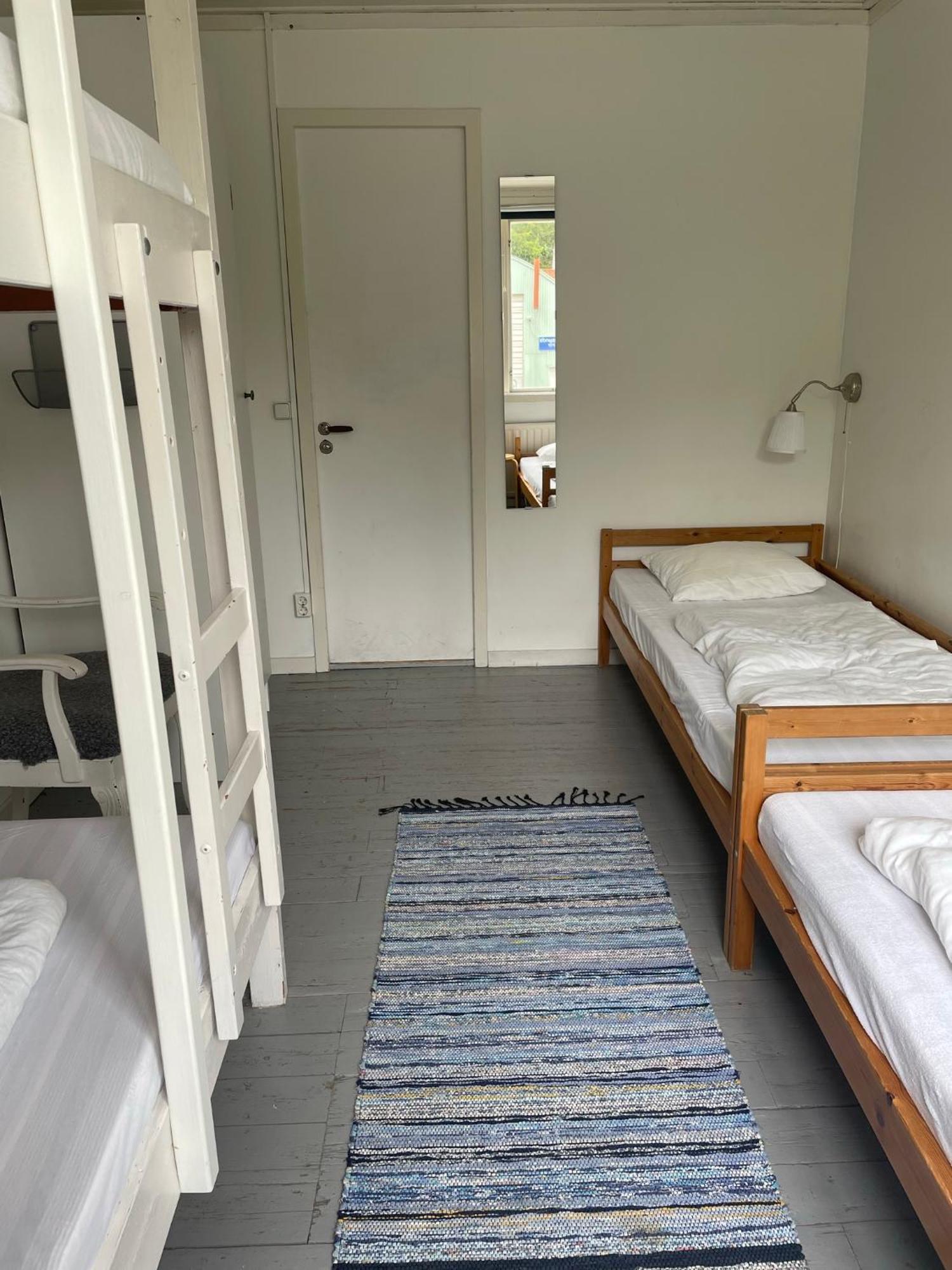 Kustnaera Vandrarhem Hamburgsund Zimmer foto